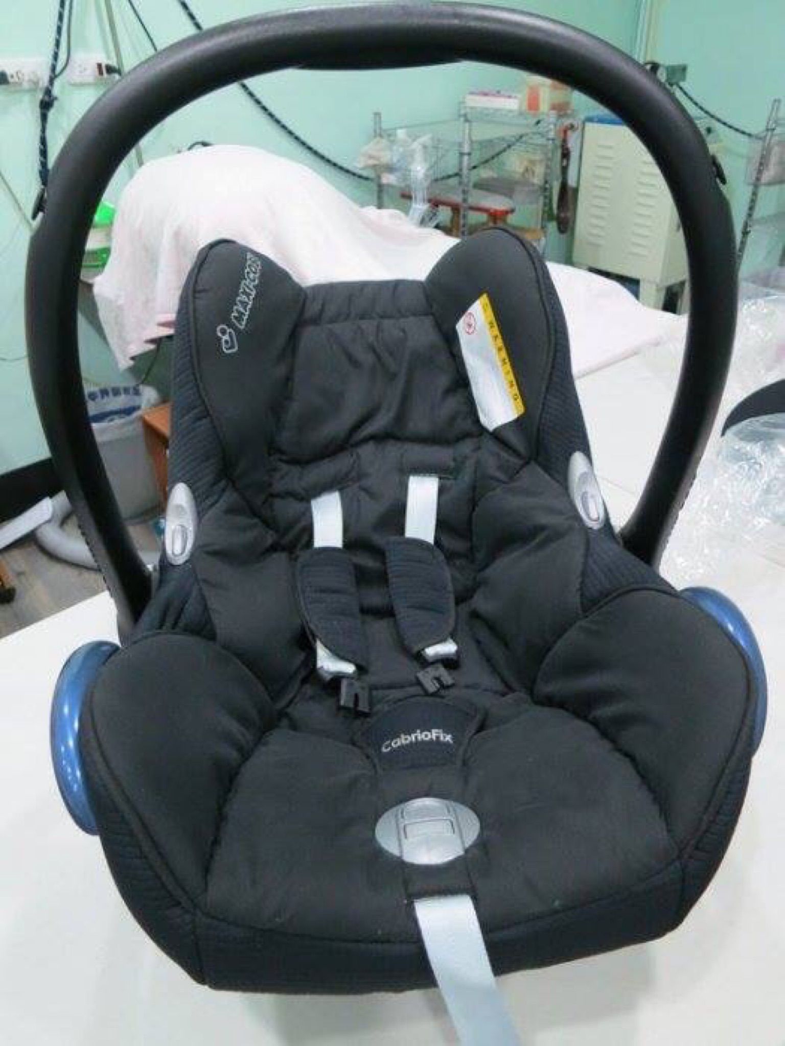 Maxi Cosi Baby car seat cabriofix 2012 嬰兒提籃/汽座提籃，加附蚊帳和傘罩