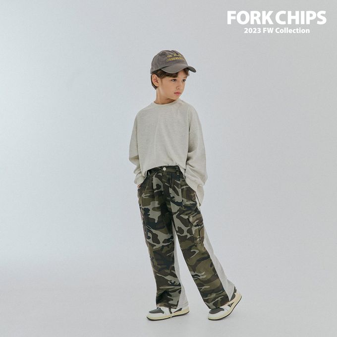 韓國 FORK CHIPS - 品牌刺繡點綴圓領長袖上衣-淺燕麥灰