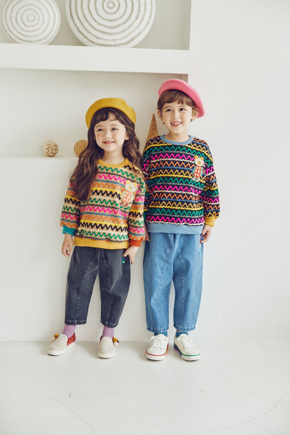 韓國 Mimico - 毛絨熊裝飾波浪紋針織上衣-卡其X黃