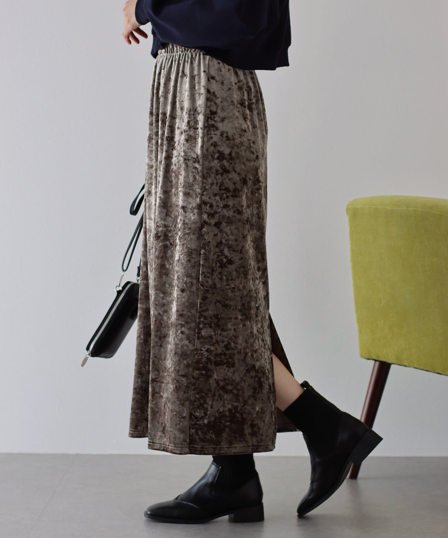 日本 BLUE EAST - 優雅絲絨感後開叉鬆緊長裙-淺摩卡