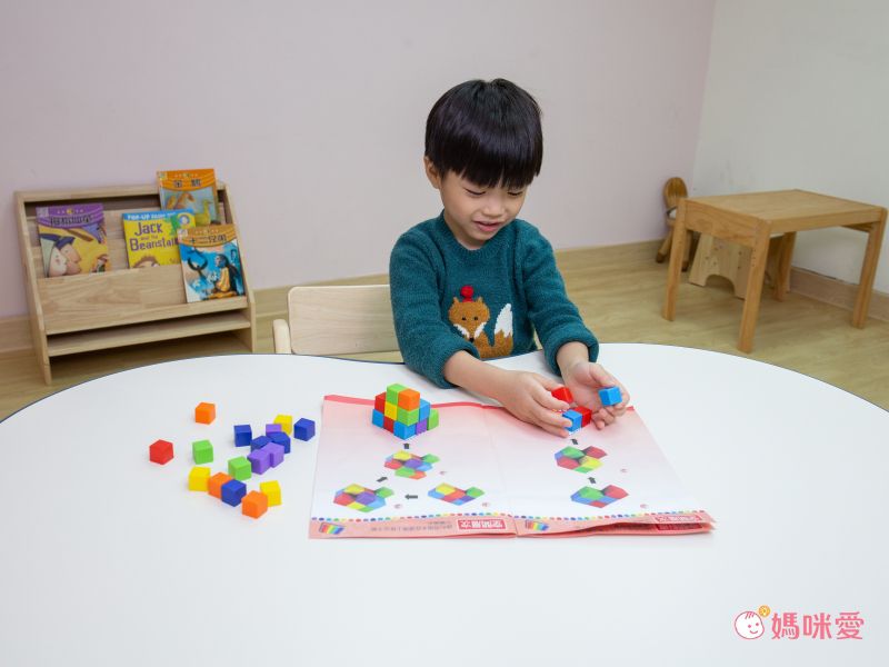 資優數學 - 越玩越聰明系列二 七巧智力遊戲-5本練習本+教具+我很棒貼紙