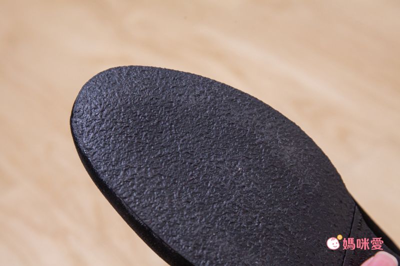 日本女裝代購 - 日本製 仿皮柔軟休閒楔形跟鞋-經典黑