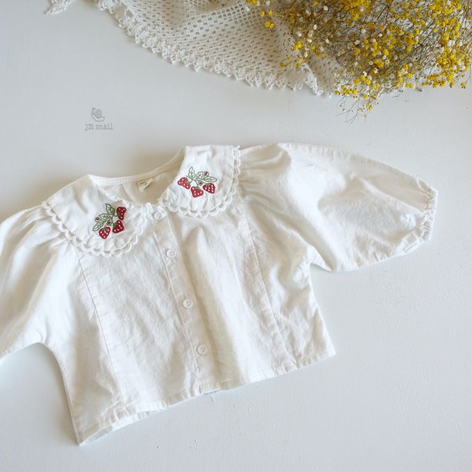 韓國 Jmsnail - 草莓刺繡領點綴澎澎袖襯衫-藍