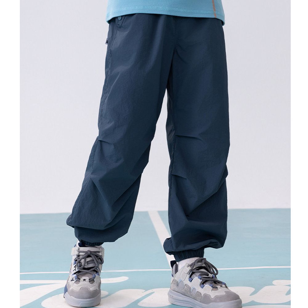 防潑水速乾打褶休閒長褲-墨藍綠