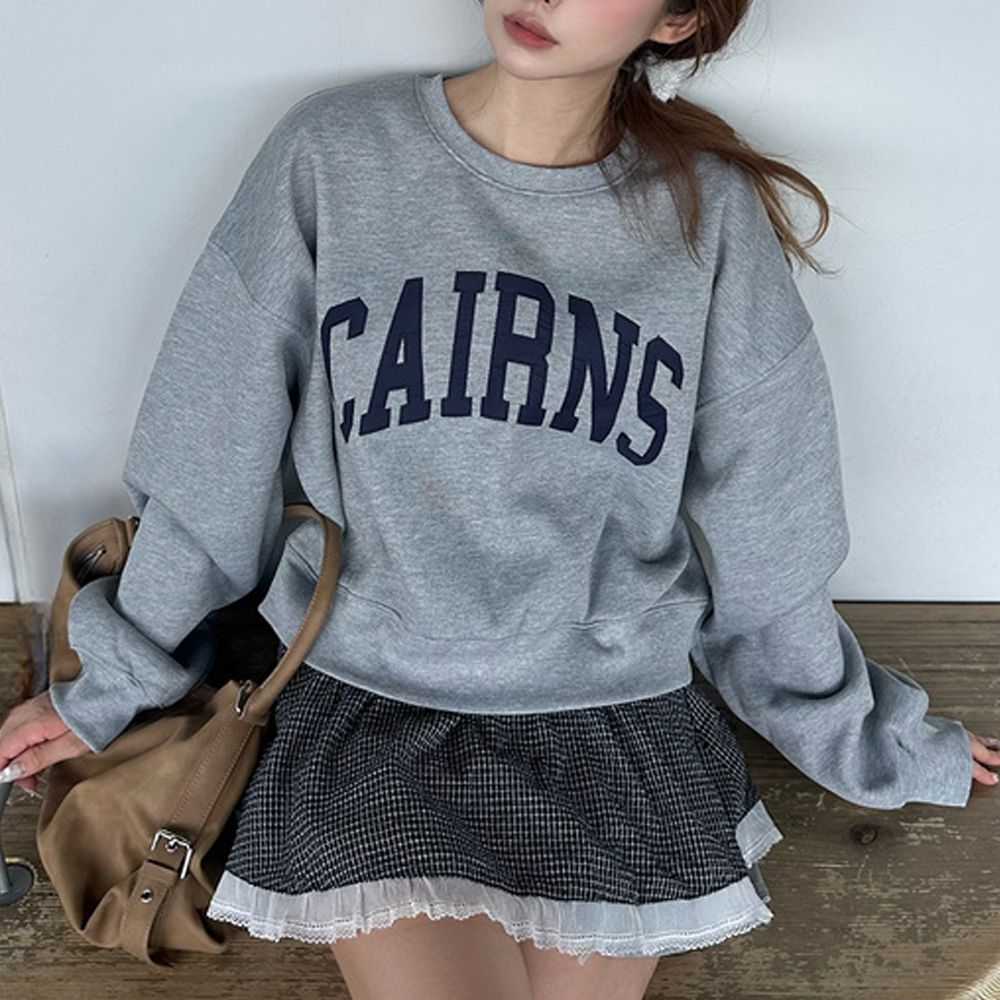 英文刺繡簡約休閒大學T-CAINS-淺灰 (F)