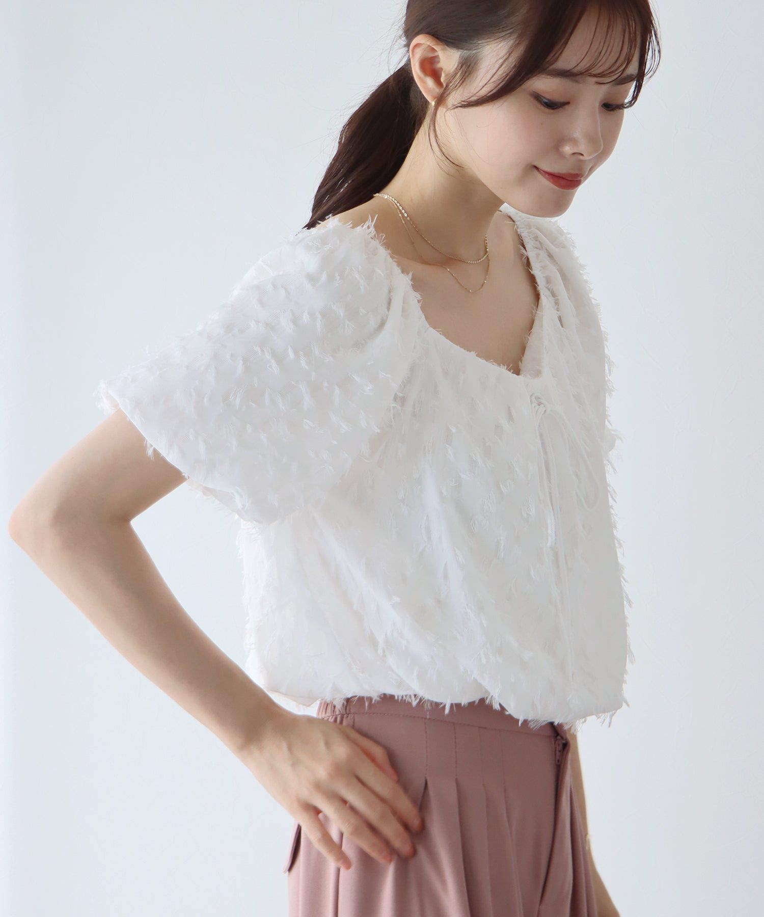 日本 BLUE EAST - 抽鬚感寬領泡泡袖上衣-淺杏