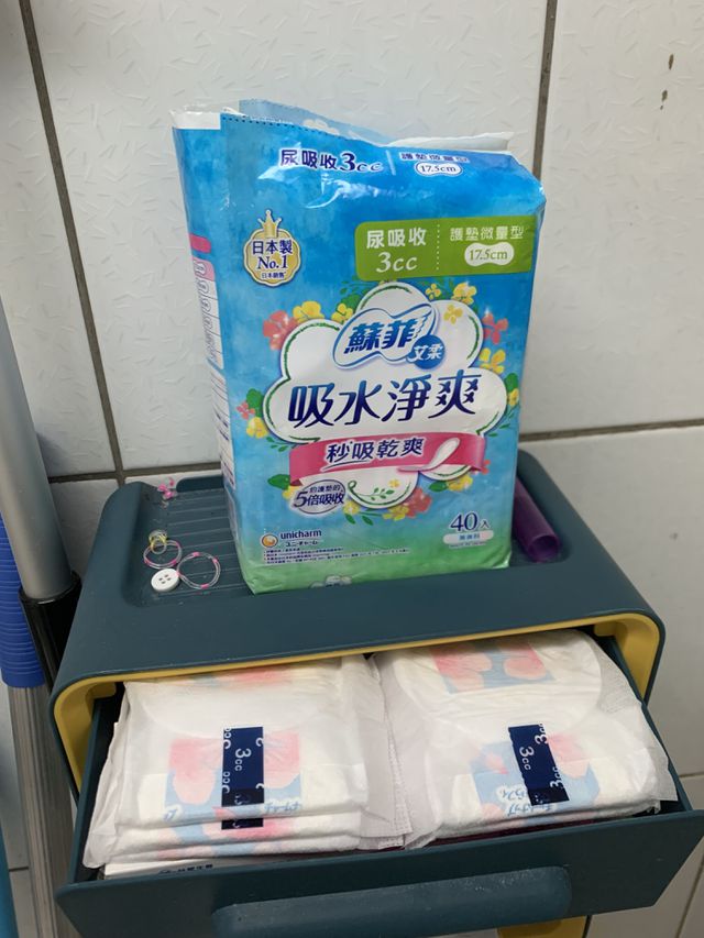 我原本用護墊換了Ｎ個品牌還是覺得有濕濕黏黏的感覺，後來才知道漏尿要用漏尿墊，用下來覺得蘇菲艾柔吸收力是最好的
