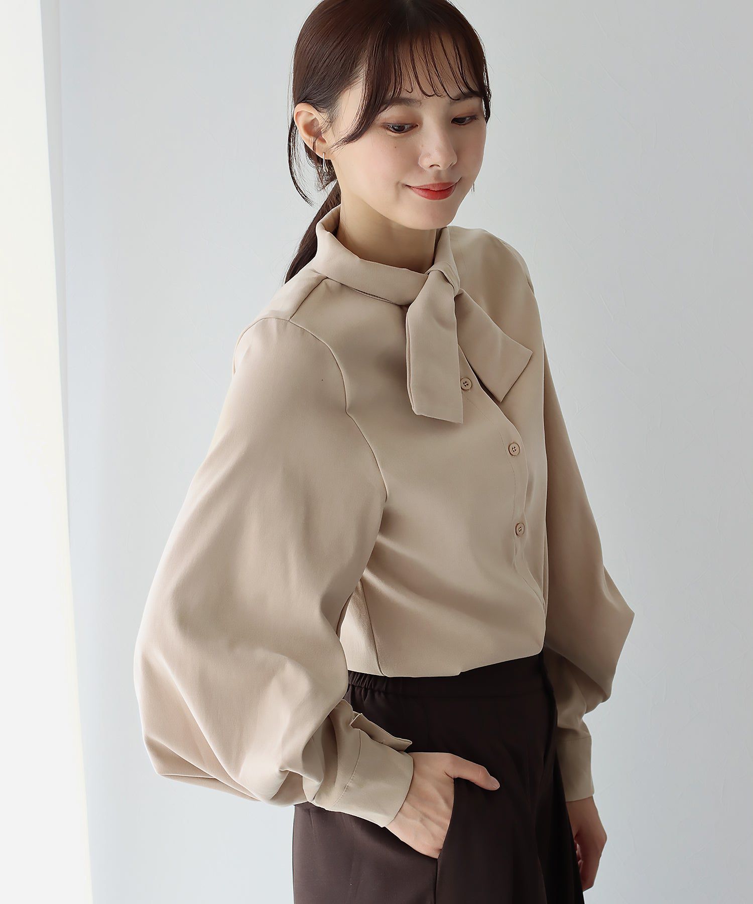 日本 BLUE EAST - 柔美扭結氣球長袖襯衫-黑