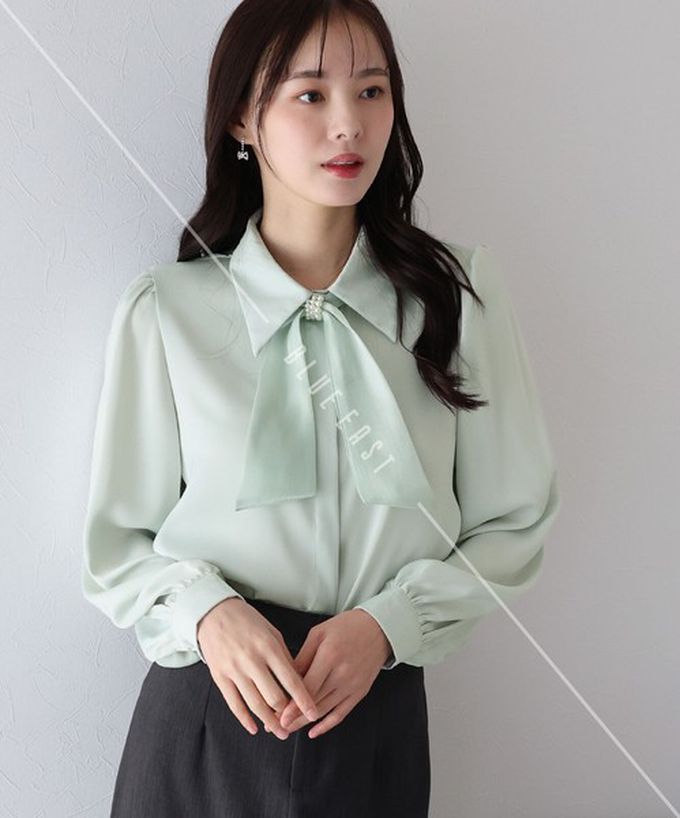 日本 BLUE EAST - 華美珍珠墜飾蝴蝶結緞面長袖襯衫-淺綠 (M)
