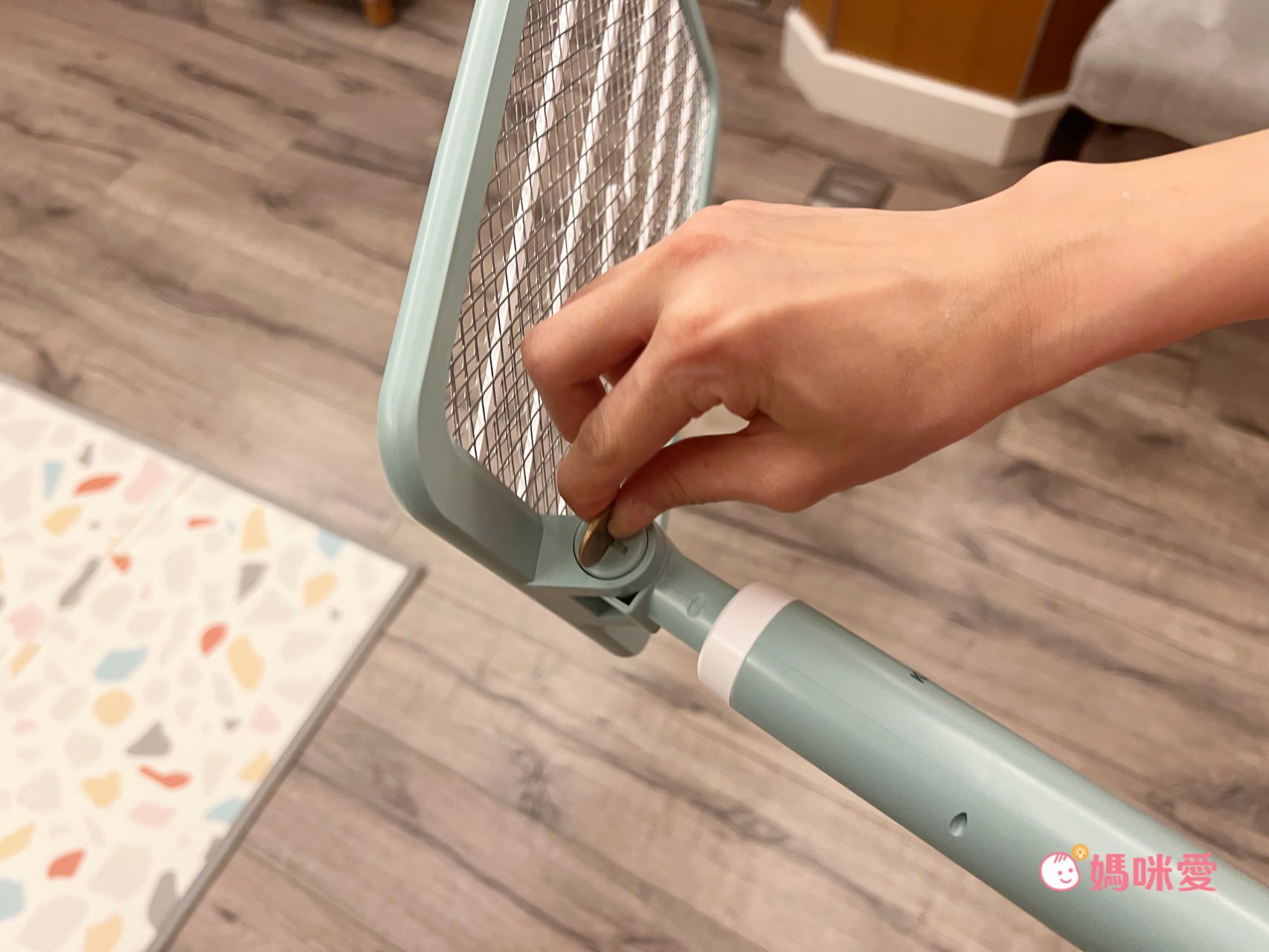 一擊斃殺！【KINYO】可伸縮折疊/日夜兩用捕蚊電蚊拍