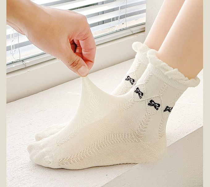 甜美黑白蝴蝶結荷葉邊透氣短筒棉襪