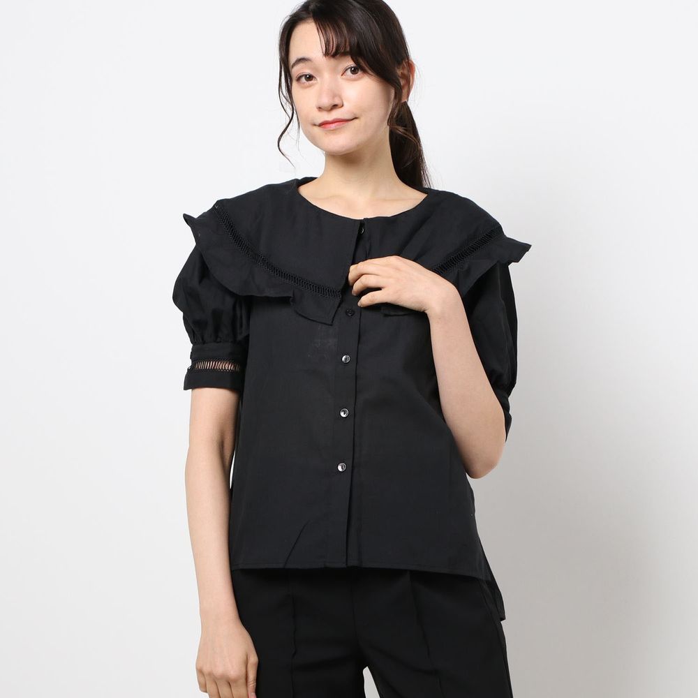 日本 Riche Glamour - 大荷葉領小鏤空短袖襯衫-黑