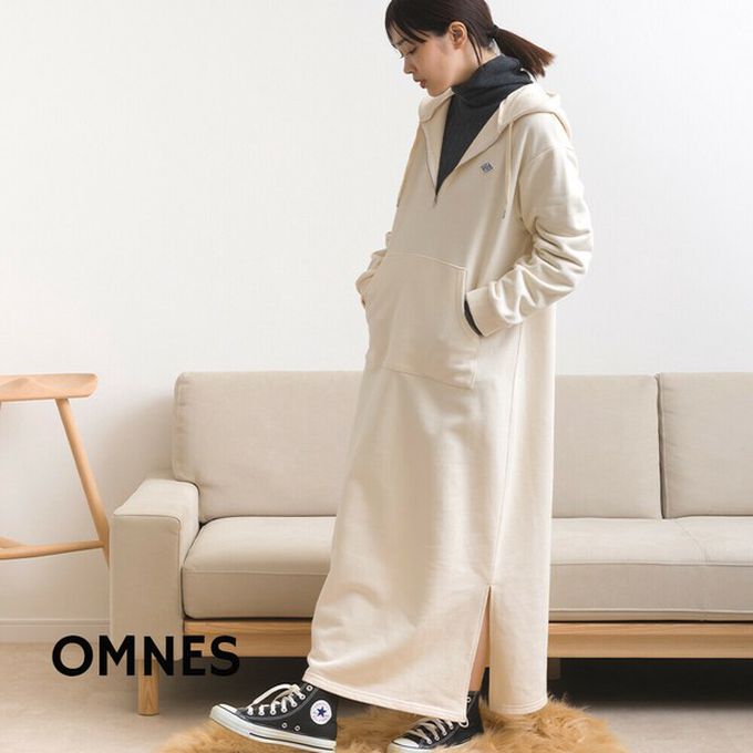 日本 OMNES - 休閒刺繡logo裏毛連帽長袖洋裝-米白