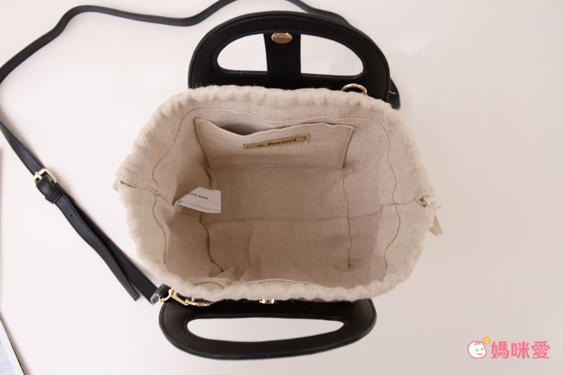 日本服飾代購 - 棉X仿皮異材質拼接簡約梯形側背包-摩卡 (17x23x10cm)