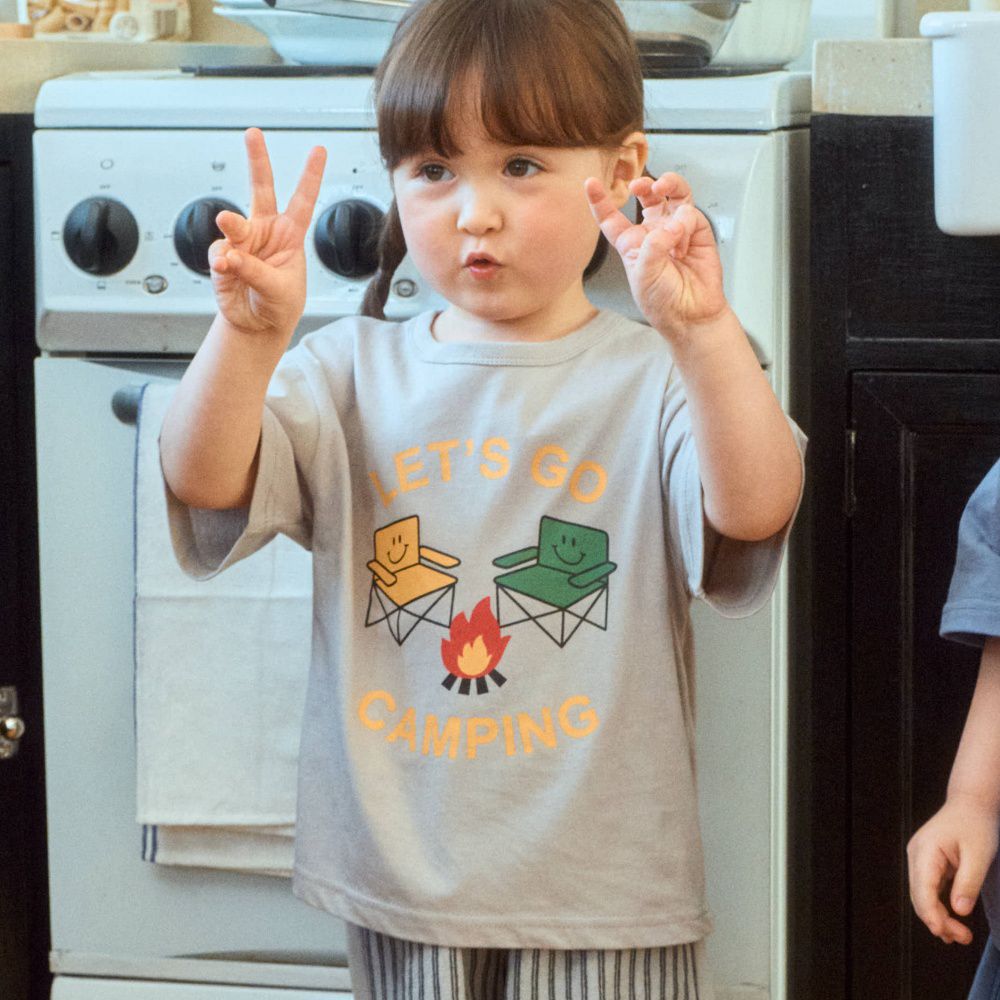 First Blue 露營圖案純棉短袖上衣-營火X露營椅-淺灰