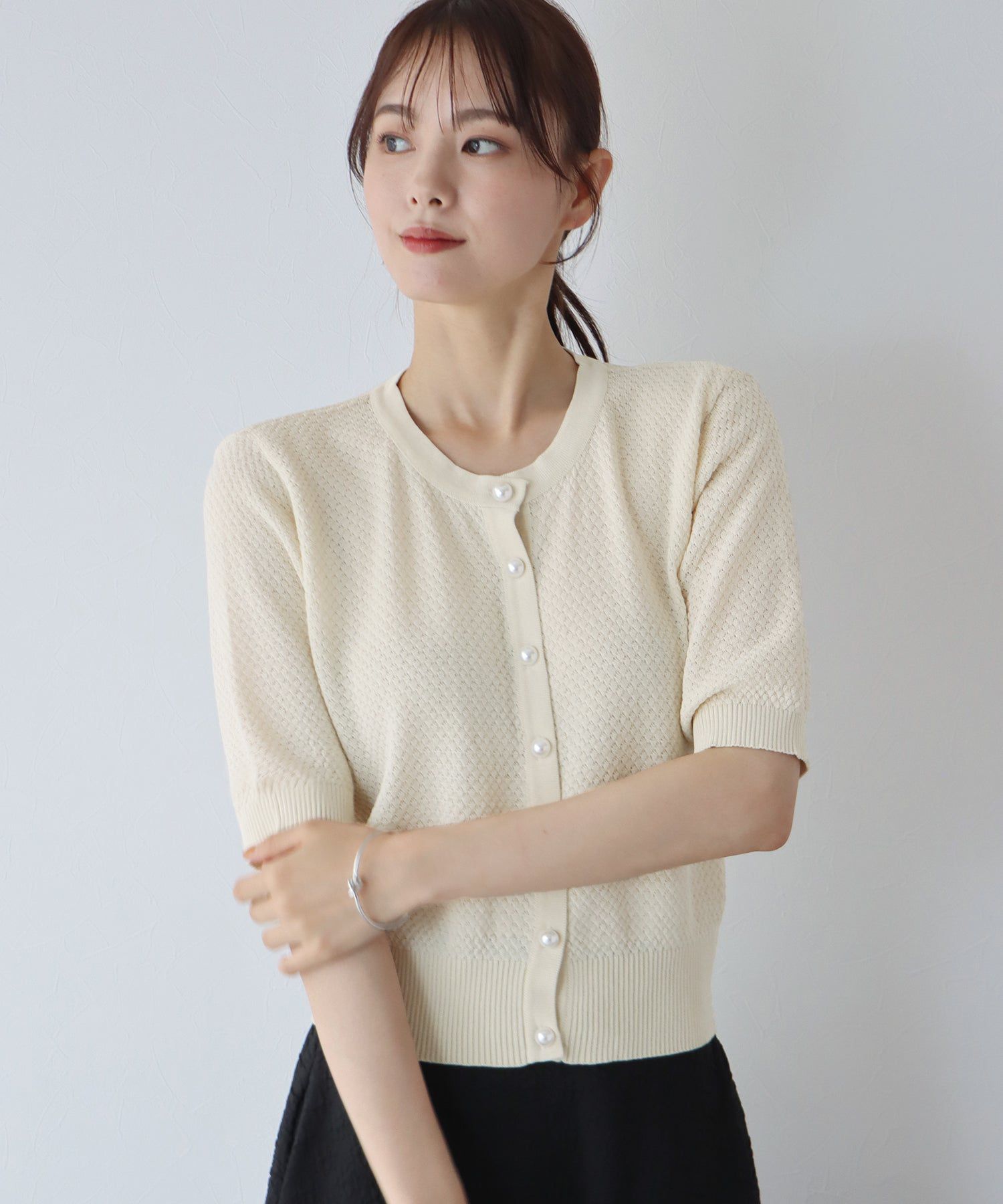 日本 BLUE EAST - 優雅圓領珍珠扣五分袖上衣-深可可