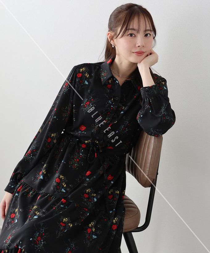 日本 BLUE EAST - 荷葉邊領唯美花卉長袖洋裝(腰抽繩)-黑