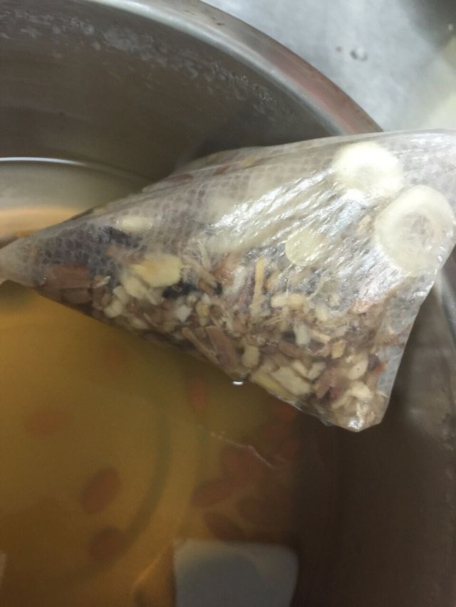 我原本奶量180-210 有天早上還是這個量 下午突然變90（硬擠）就煮中藥行買的發奶茶（有另➕紅棗枸杞煮）喝+晚餐煮花生豬腳湯 慢慢就恢復奶量 （每3小時擠一次）約隔天晚上就擠原本奶量 連喝三天發奶茶就沒煮也沒退奶 目前2個月