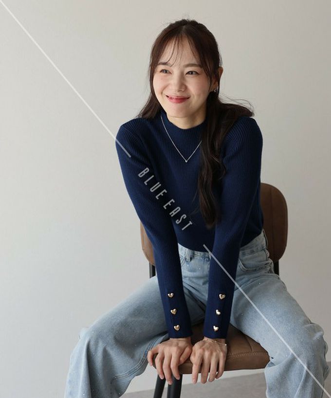 日本 BLUE EAST - 愛心金釦羅紋小高領長袖上衣-米白