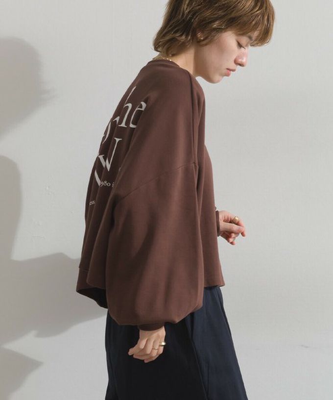 日本 Lupilien - 背後英文印花寬鬆休閒短版上衣-海軍藍