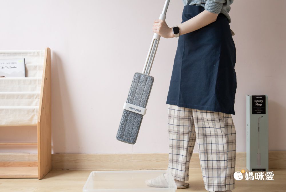 免彎腰！擠乾水分不用手【韓國 噴霧式秒收拖把】