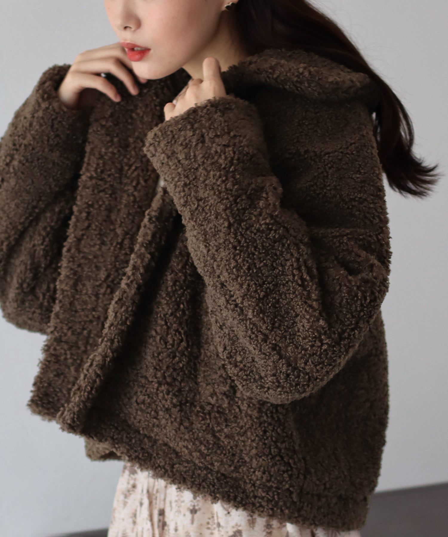 日本 BLUE EAST - 輕盈絨毛圓領短版外套-深咖啡