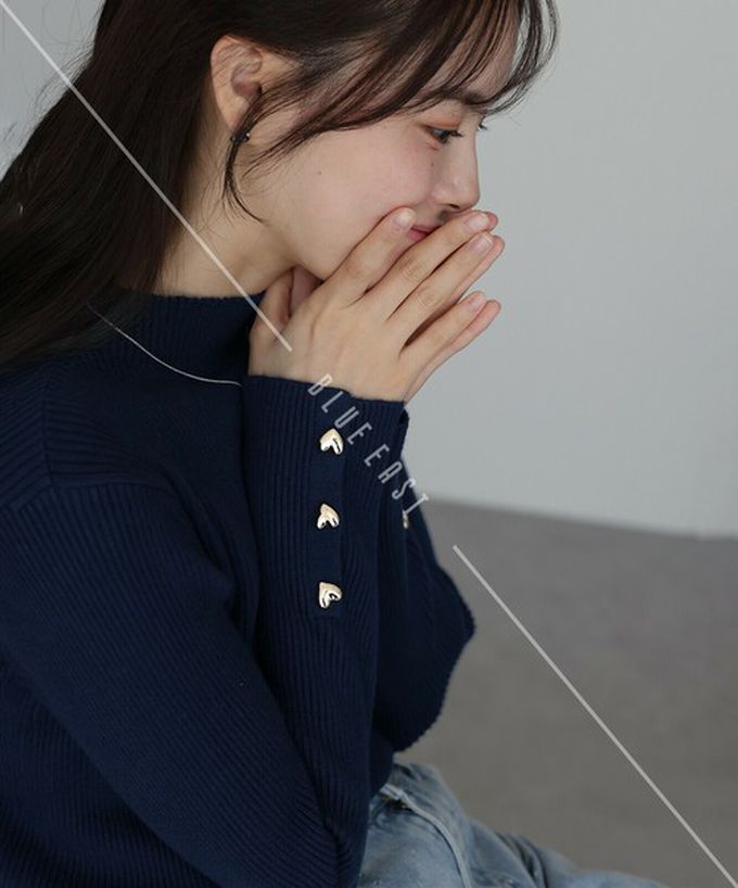 日本 BLUE EAST - 愛心金釦羅紋小高領長袖上衣-嫩粉紅