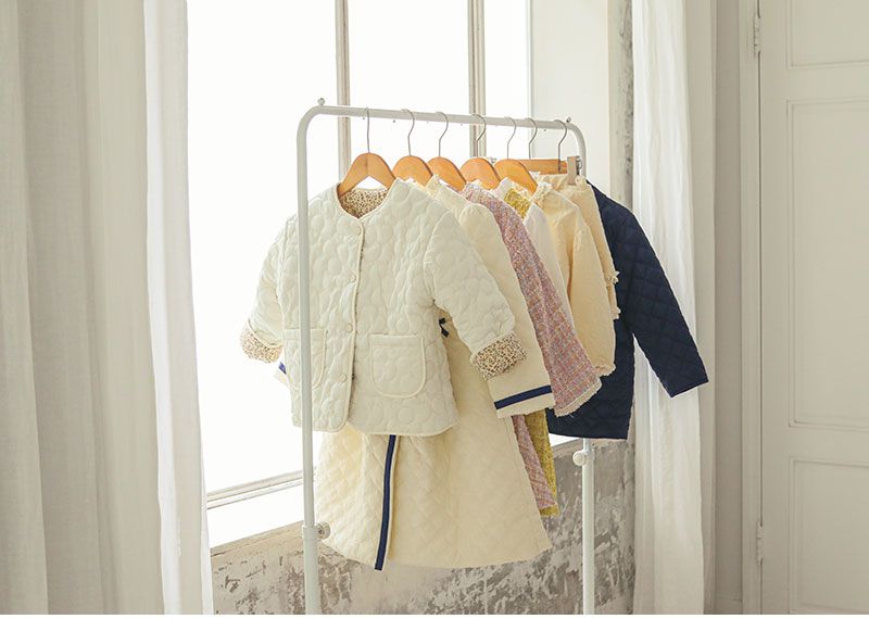 韓國 OZKIZ - 高雅愛心鑽蝴蝶結長版大衣-米白