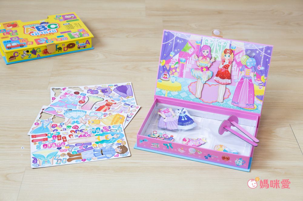 双美生活文創 - 超夢幻的公主變裝舞會  磁鐵遊戲盒-內含公主王子立體人偶4個+服裝配件磁鐵175個+夢幻換裝舞台1個