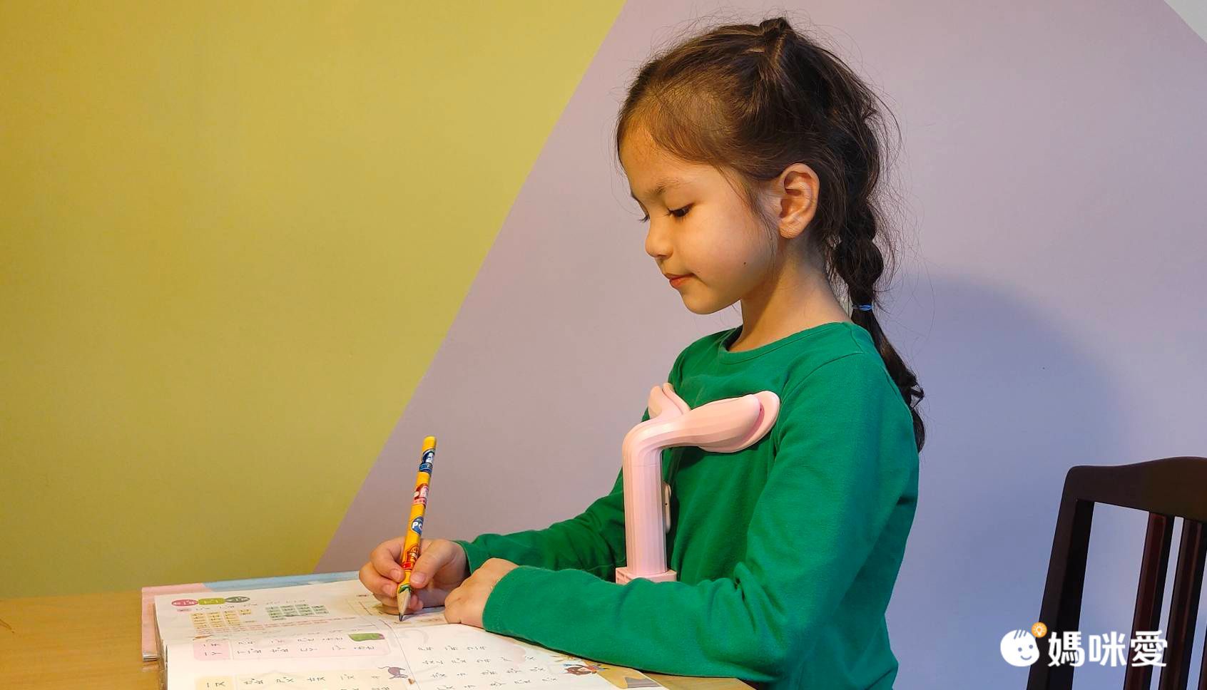 兒童防駝背坐姿桌面支架-淡粉色 (長20.8x高19x寬7.38cm)