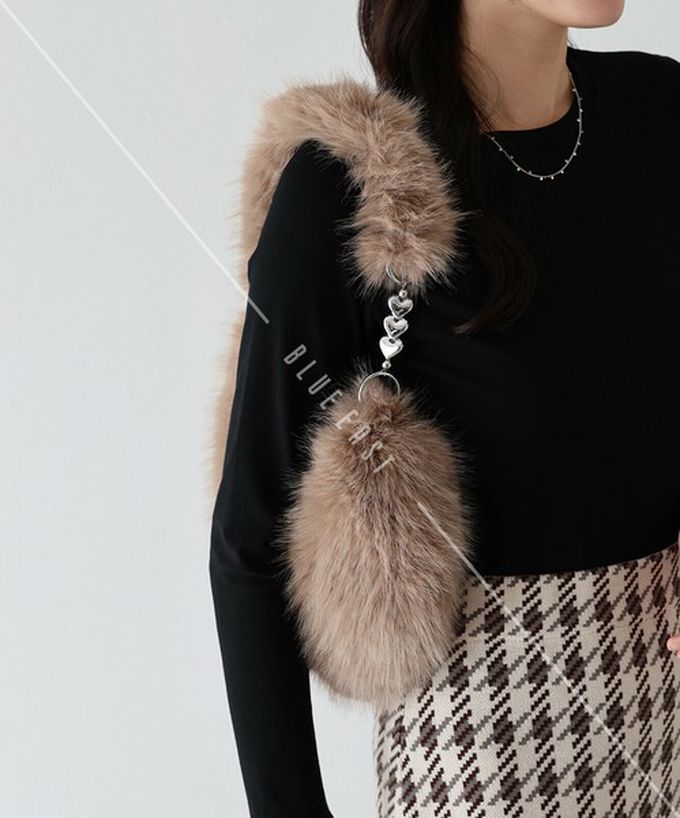 日本 BLUE EAST - 心型鏈條夢幻毛絨手提包-黑