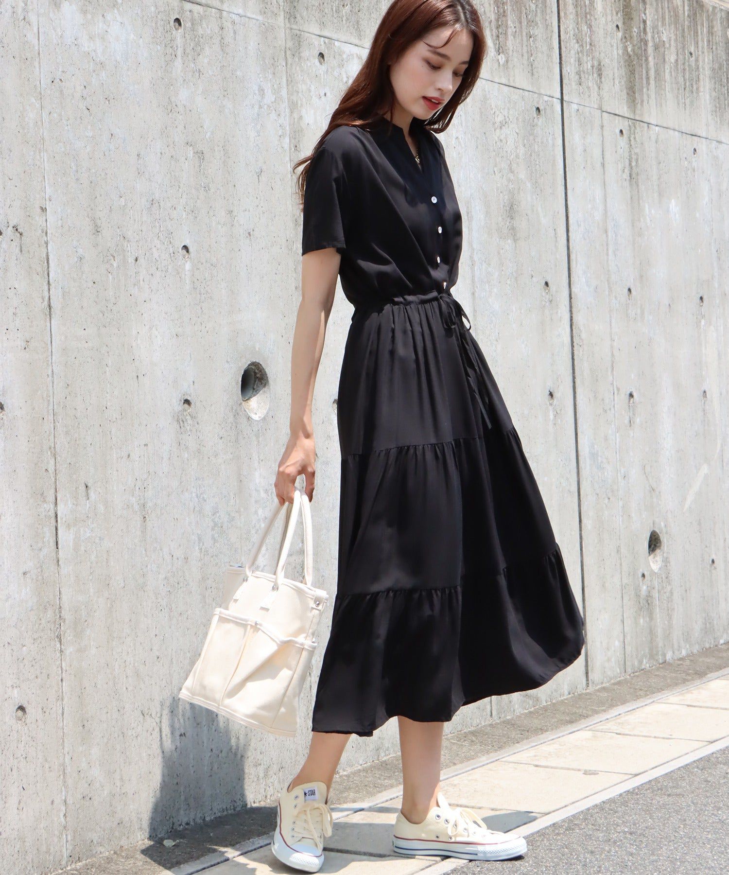 日本 BLUE EAST - 氣質小V領排釦短袖洋裝-碎花-深藍 (M(Free))