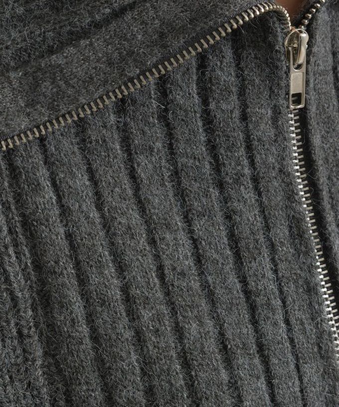 日本 ELENCARE DUE - 優雅線條感半拉鍊長版針織高領上衣-炭灰