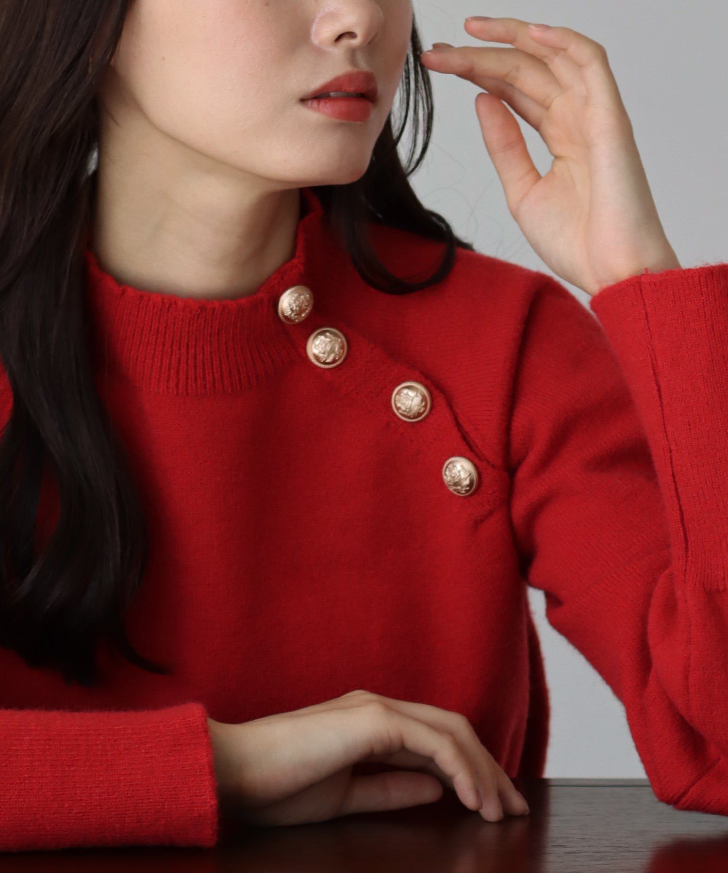 日本 BLUE EAST - 小圓金釦立領薄針織上衣-米杏