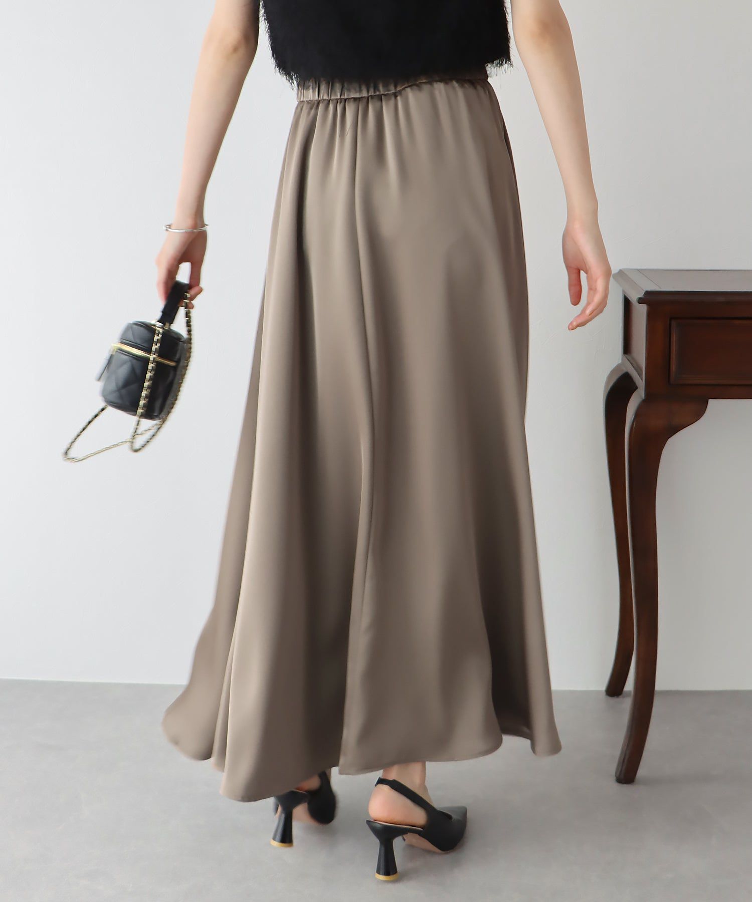 日本 BLUE EAST - 柔軟緞面光澤修身長裙-淺米杏