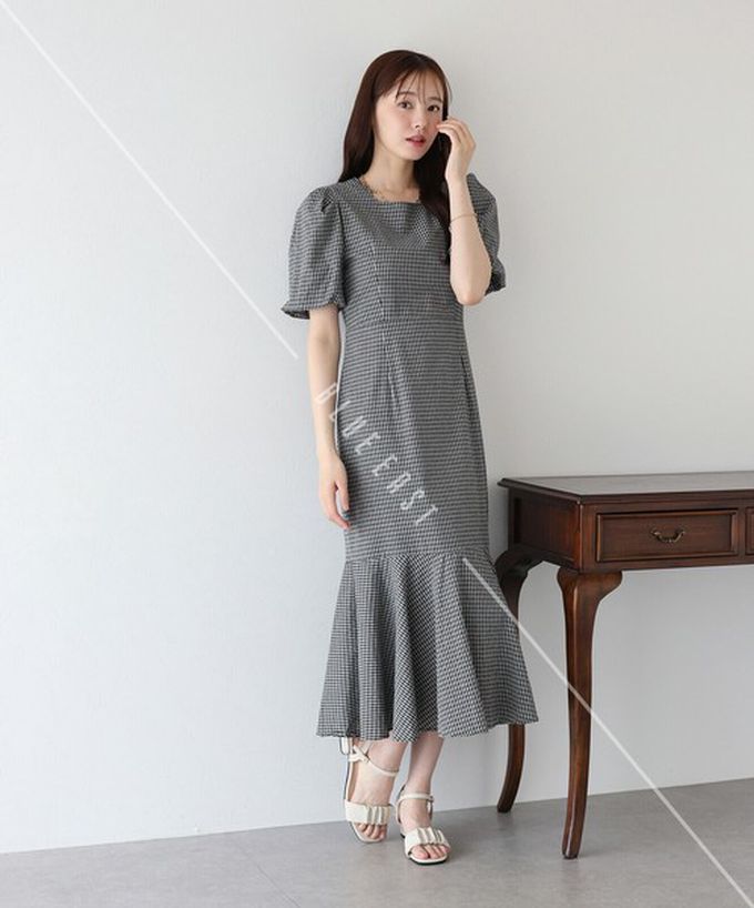 日本 BLUE EAST - 優雅方領後綁帶泡泡袖魚尾洋裝-格紋-黑 (M)