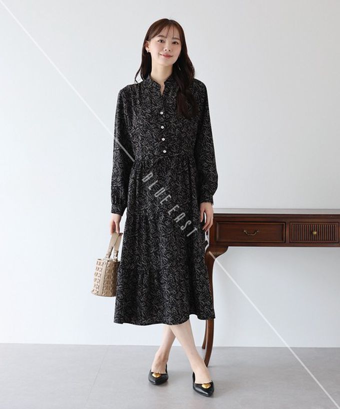 日本 BLUE EAST - [人氣款]簡約抽繩收腰長袖洋裝-古典花-黑