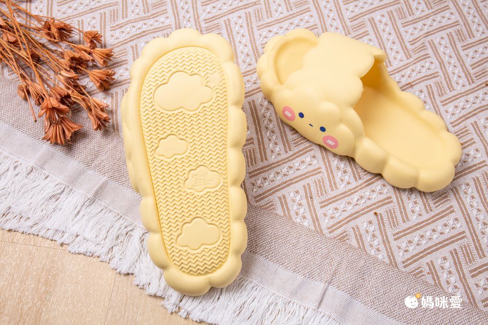 塑膠厚底雲朵室內拖鞋-害羞雲朵-黑色