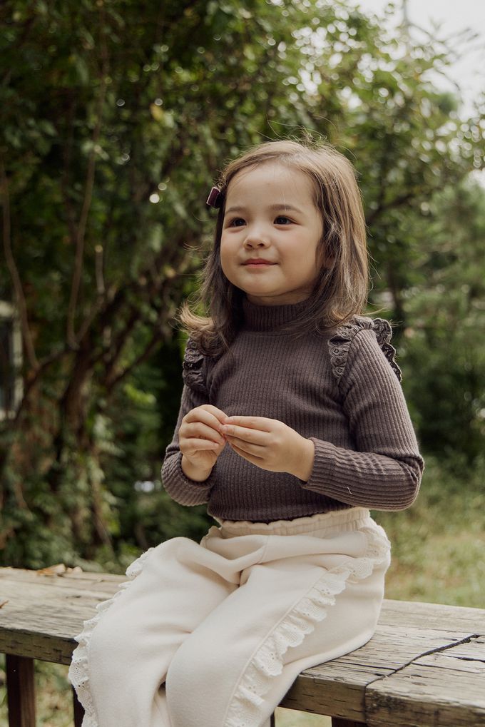 韓國 Puellaflo - 蕾絲布翅膀點綴彈性上衣-深灰咖