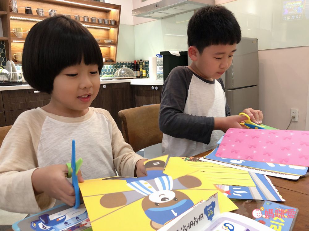 韓國最夯【韓國 ROI BOOKS】閃亮換裝寶石貼、公主彩妝遊戲書