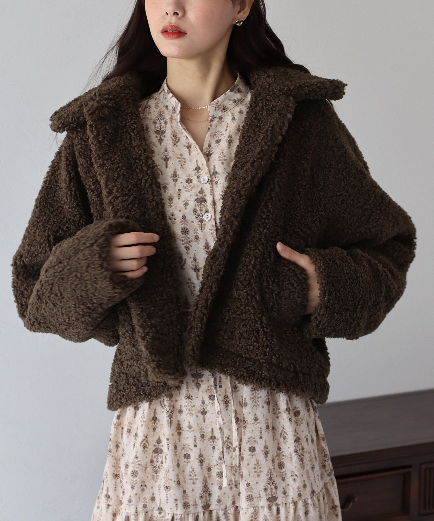 日本 BLUE EAST - 輕盈絨毛圓領短版外套-深咖啡