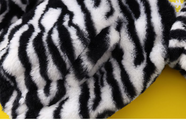 卡通人物史努比斑馬紋毛絨保暖外套-SNOOPY三角小標籤-黑色