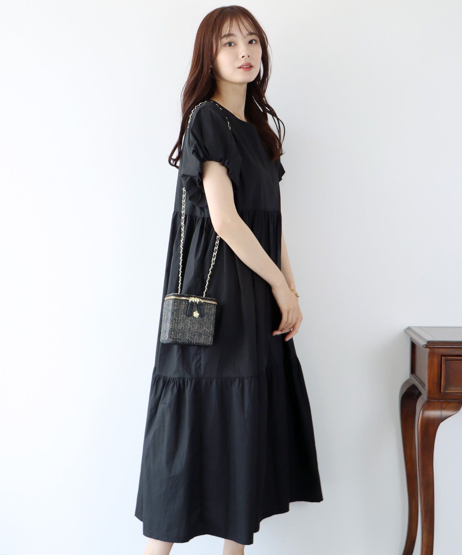 日本 BLUE EAST - 優雅的她泡泡袖洋裝-經典黑