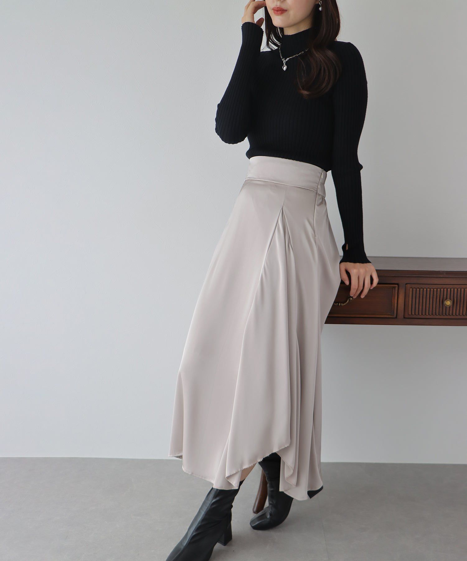 日本 BLUE EAST - 光澤不規則抓皺修身長裙-深灰