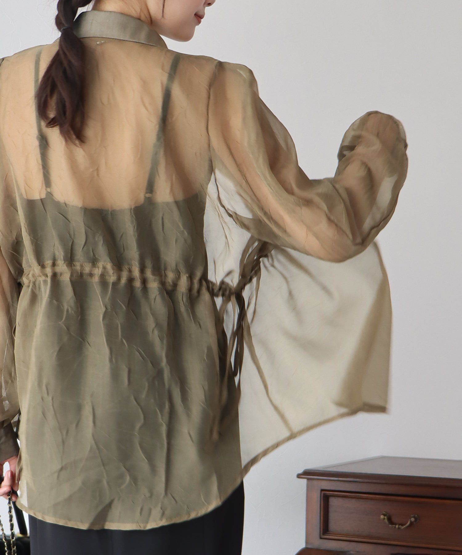 日本 BLUE EAST - 透膚抽繩翻領薄襯衫-米杏