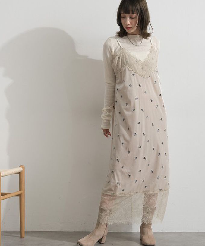 日本 ELENCARE DUE - 魅力光澤絨面蕾絲吊帶洋裝-小花刺繡-象牙