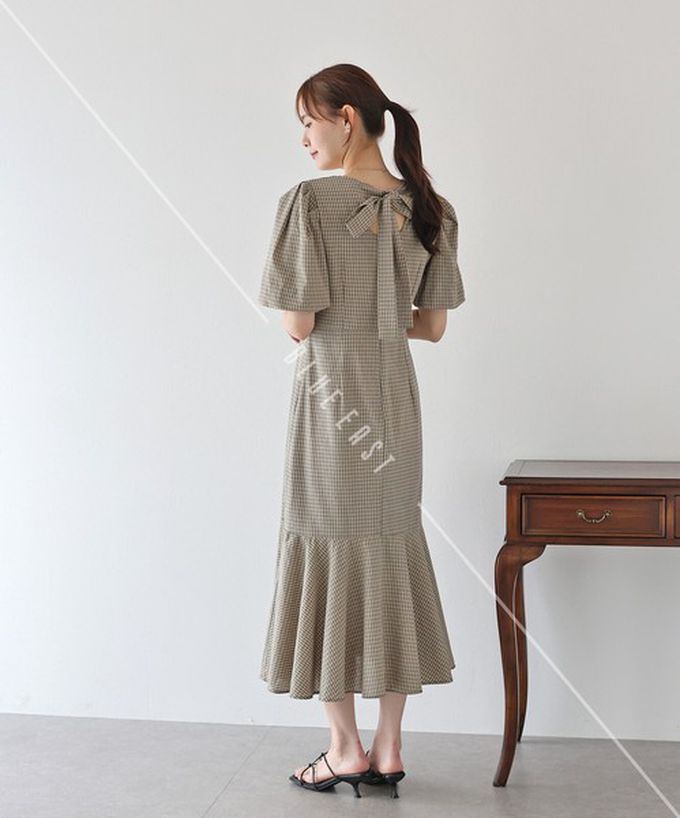 日本 BLUE EAST - 優雅方領後綁帶泡泡袖魚尾洋裝-格紋-黑 (M)