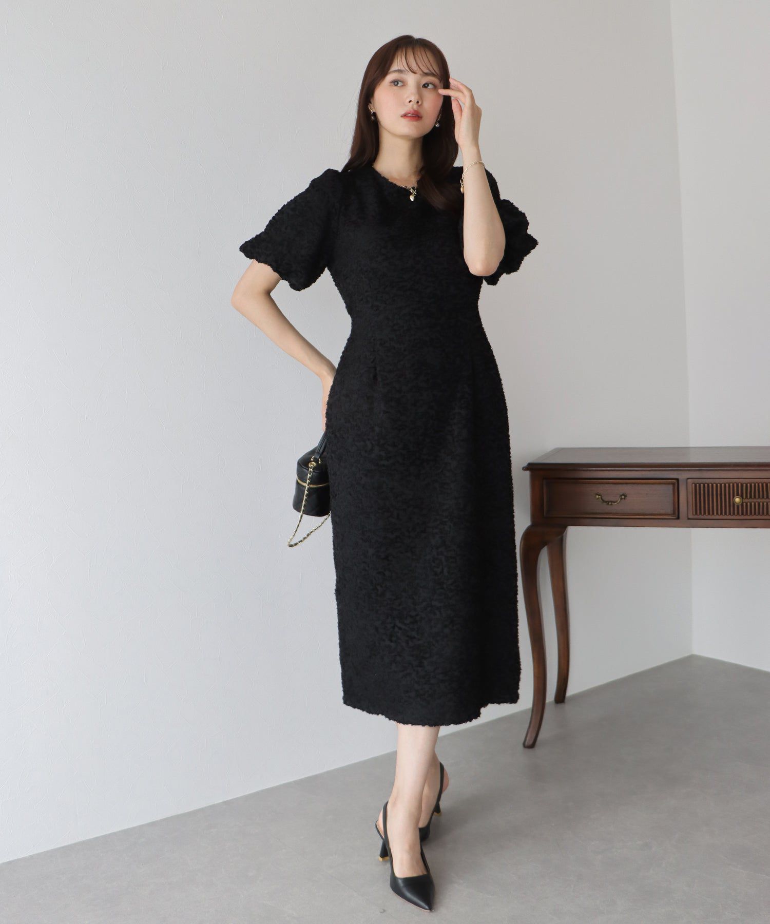 日本 BLUE EAST - 時尚抽鬚後綁帶泡泡袖洋裝-米杏