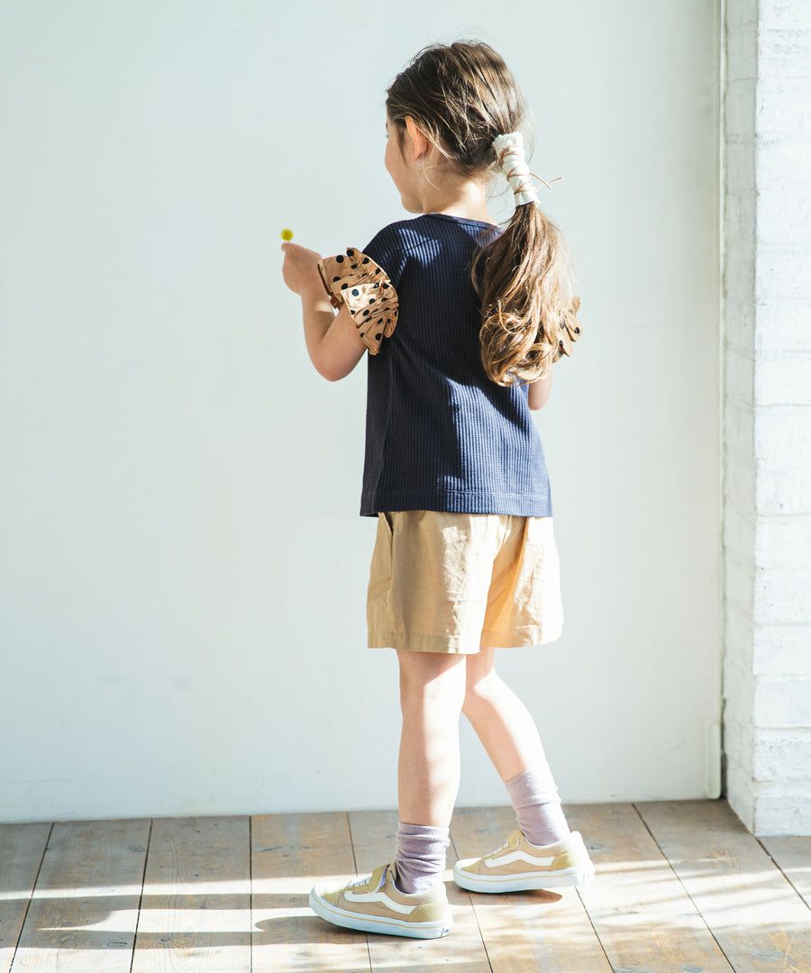 日本 PAIRMANON - 荷葉衣袖拼接鬆餅紋短T-點點-灰杏X白底點