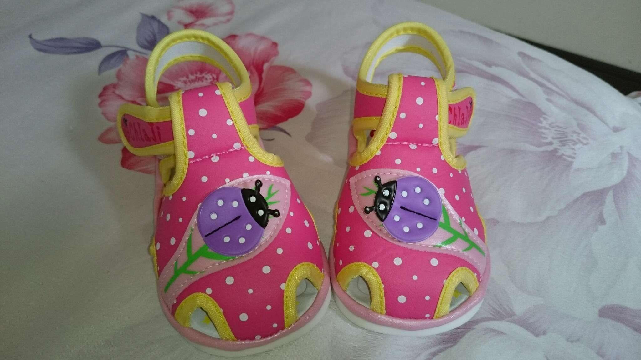 會啾啾叫的涼鞋